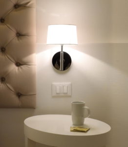Allestimento hotel. Illuminazione testata letto