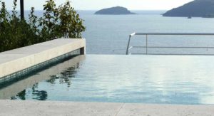 Fotografia di piscina realizzata da fotografo professionista per hotel.