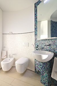 Riprese video in hotel. Bagno di camera.